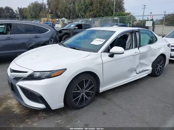 4T1G11AK3MU561319 2021 TOYOTA CAMRY - Image 2