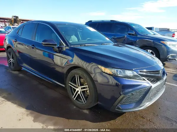 4T1G11AK3MU562423 2021 TOYOTA CAMRY - Image 1