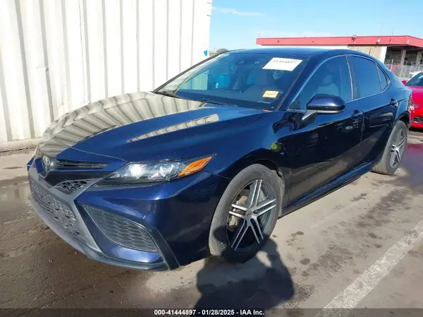 4T1G11AK3MU562423 2021 TOYOTA CAMRY - Image 2