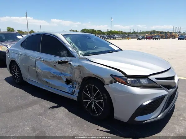 4T1G11AK3MU570554 2021 TOYOTA CAMRY - Image 1