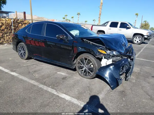 4T1G11AK3MU572210 2021 TOYOTA CAMRY - Image 1