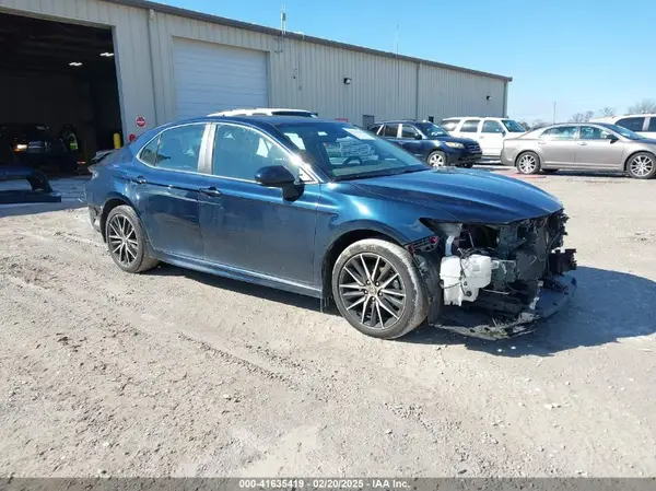 4T1G11AK3MU574250 2021 TOYOTA CAMRY - Image 1