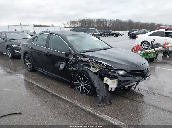 4T1G11AK3MU583174 2021 TOYOTA CAMRY - Image 1