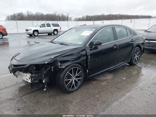 4T1G11AK3MU583174 2021 TOYOTA CAMRY - Image 2