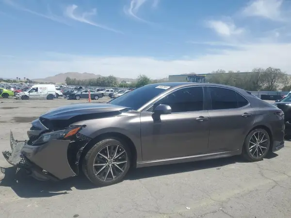 4T1G11AK3MU583904 2021 TOYOTA CAMRY - Image 1