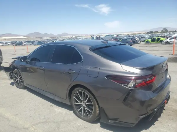 4T1G11AK3MU583904 2021 TOYOTA CAMRY - Image 2