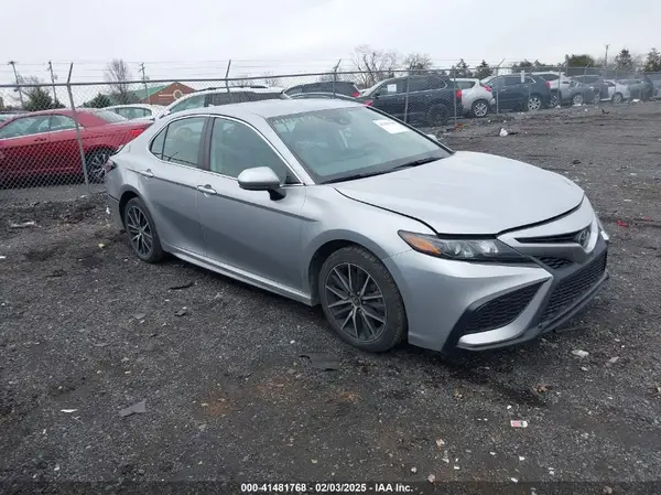 4T1G11AK3MU585877 2021 TOYOTA CAMRY - Image 1