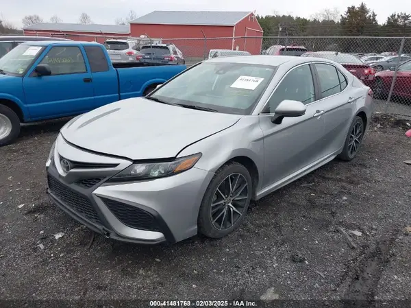 4T1G11AK3MU585877 2021 TOYOTA CAMRY - Image 2