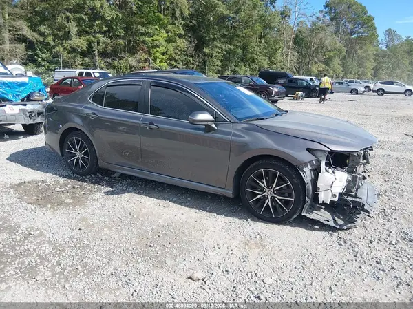 4T1G11AK3MU587726 2021 TOYOTA CAMRY - Image 1
