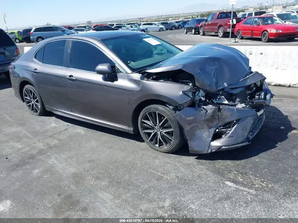 4T1G11AK3MU591078 2021 TOYOTA CAMRY - Image 1