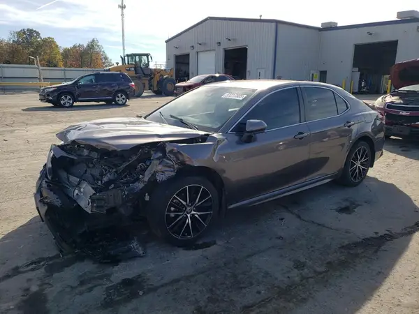 4T1G11AK3MU596006 2021 TOYOTA CAMRY - Image 1