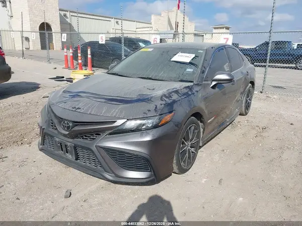 4T1G11AK3MU599715 2021 TOYOTA CAMRY - Image 2