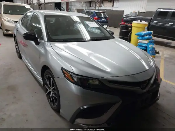 4T1G11AK3MU600894 2021 TOYOTA CAMRY - Image 1