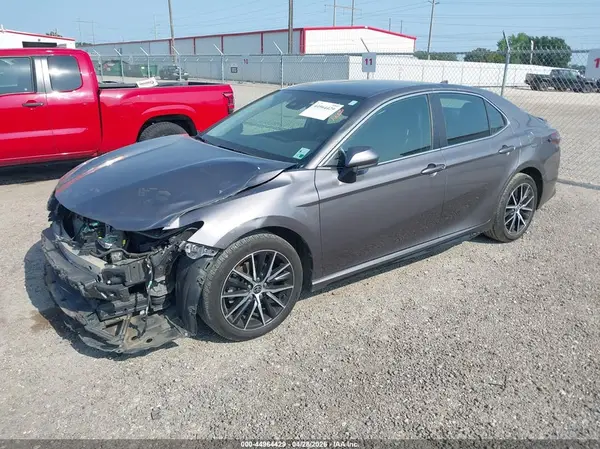 4T1G11AK3MU601737 2021 TOYOTA CAMRY - Image 2