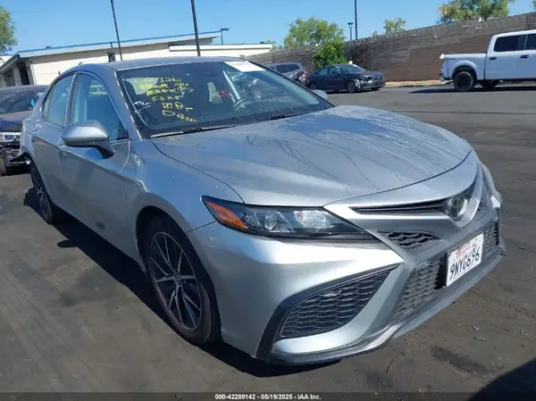 4T1G11AK3MU602600 2021 TOYOTA CAMRY - Image 1