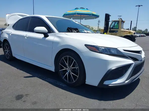 4T1G11AK3MU604900 2021 TOYOTA CAMRY - Image 1