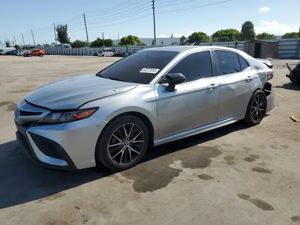 4T1G11AK3MU605996 2021 TOYOTA CAMRY - Image 1