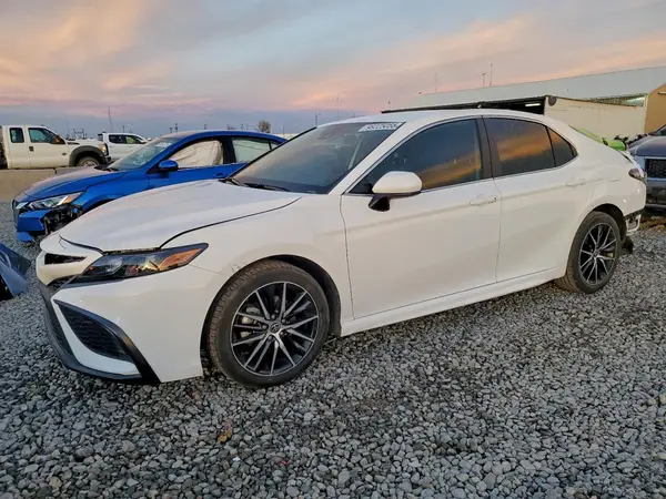 4T1G11AK3MU607408 2021 TOYOTA CAMRY - Image 1