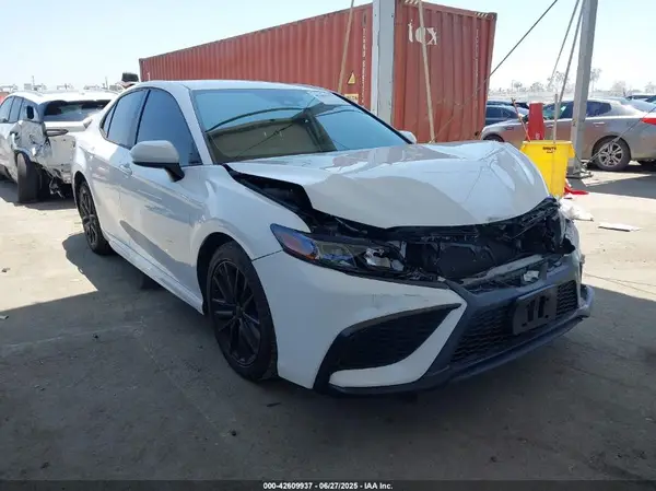 4T1G11AK3MU613113 2021 TOYOTA CAMRY - Image 1