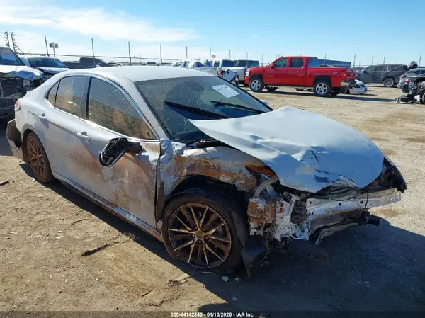 4T1G11AK3NU011135 2022 TOYOTA CAMRY - Image 1