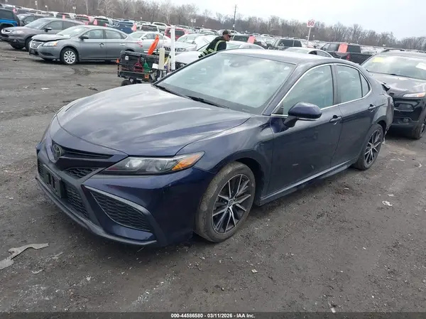 4T1G11AK3NU049349 2022 TOYOTA CAMRY - Image 2