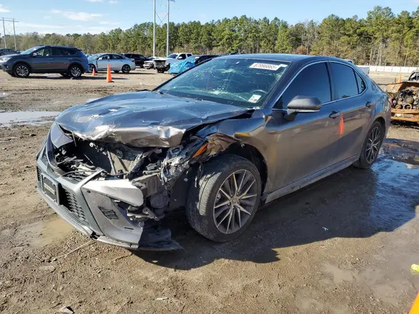 4T1G11AK3NU058696 2022 TOYOTA CAMRY - Image 1