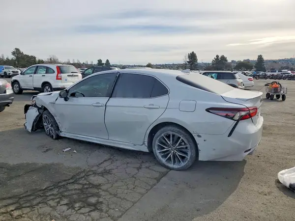 4T1G11AK3NU069875 2022 TOYOTA CAMRY - Image 2