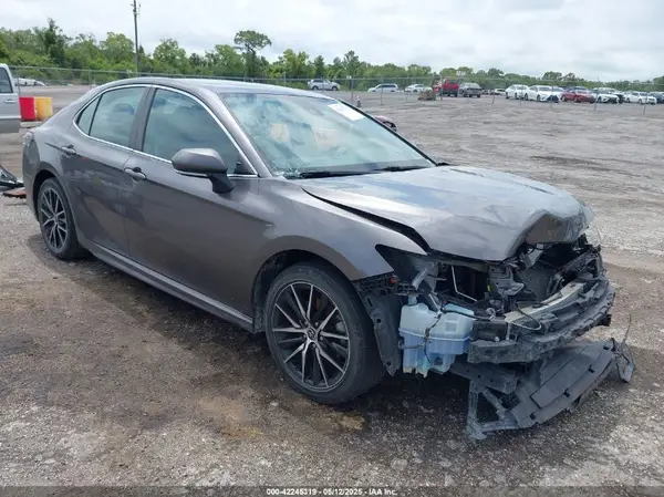 4T1G11AK3NU622539 2022 TOYOTA CAMRY - Image 1