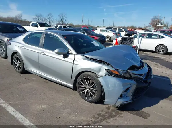 4T1G11AK3NU644122 2022 TOYOTA CAMRY - Image 1