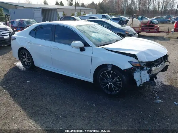 4T1G11AK3NU645240 2022 TOYOTA CAMRY - Image 1