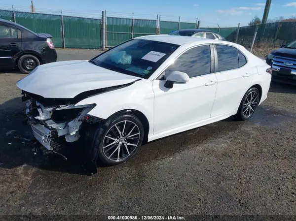 4T1G11AK3NU645240 2022 TOYOTA CAMRY - Image 2