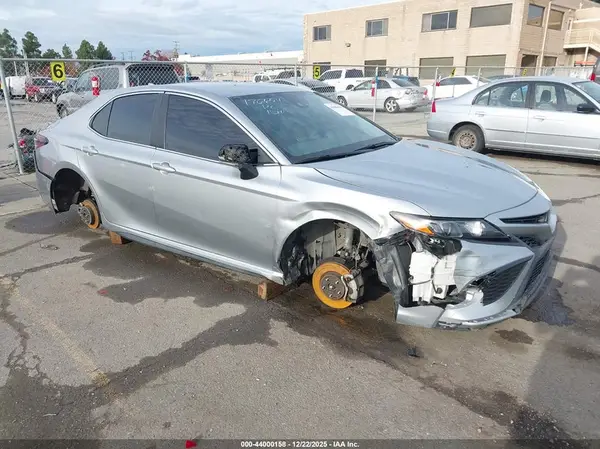 4T1G11AK3NU645755 2022 TOYOTA CAMRY - Image 1