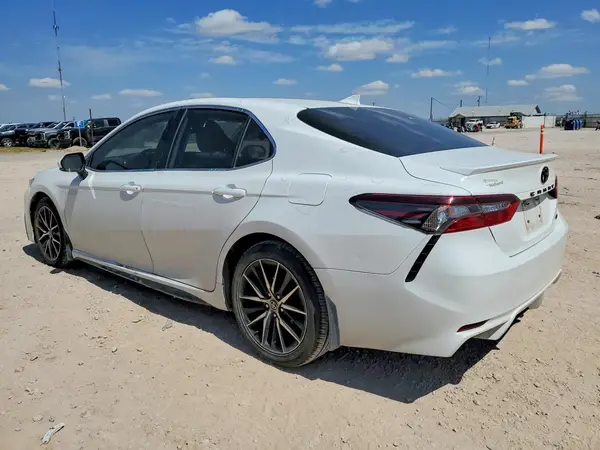 4T1G11AK3NU667626 2022 TOYOTA CAMRY - Image 2