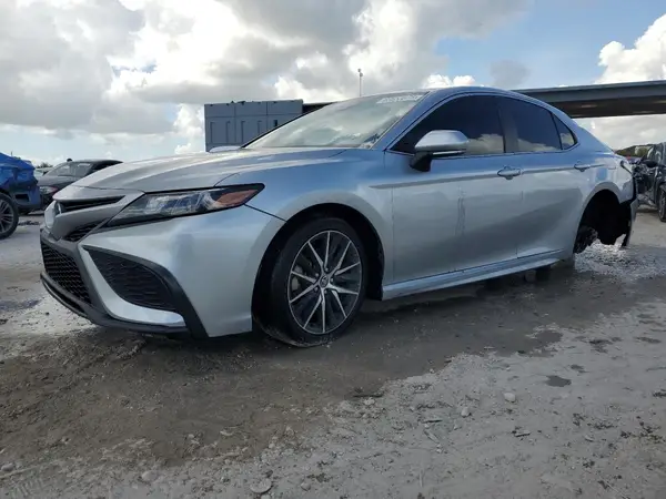 4T1G11AK3NU669862 2022 TOYOTA CAMRY - Image 1