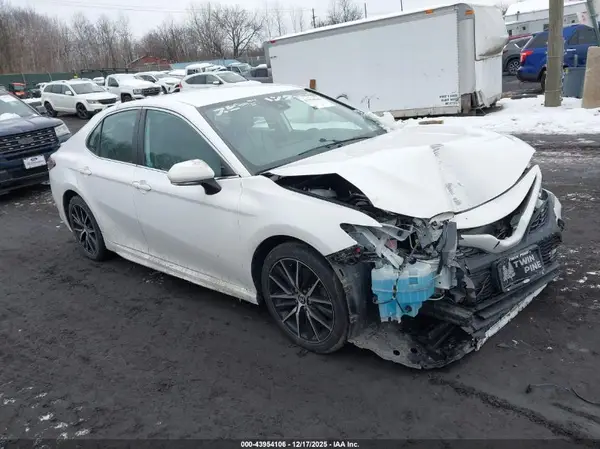 4T1G11AK3NU671174 2022 TOYOTA CAMRY - Image 1