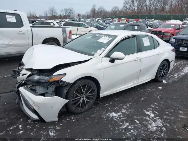 4T1G11AK3NU671174 2022 TOYOTA CAMRY - Image 2