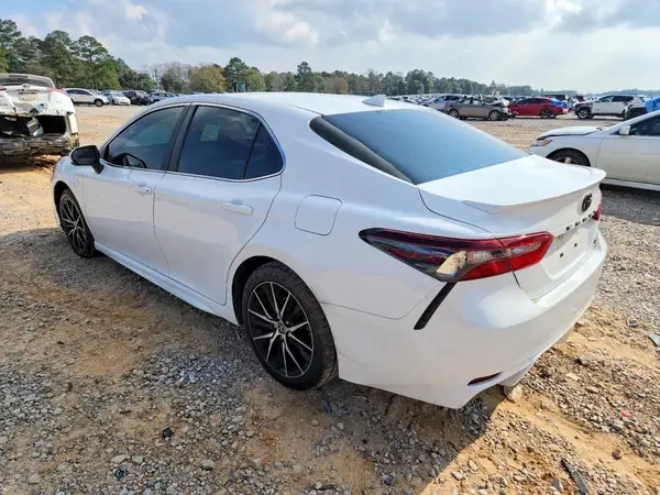 4T1G11AK3NU676813 2022 TOYOTA CAMRY - Image 2