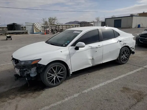4T1G11AK3NU691585 2022 TOYOTA CAMRY - Image 1