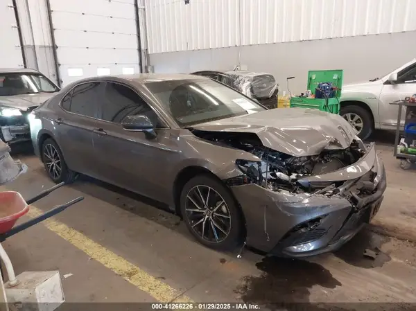 4T1G11AK3RU228724 2024 TOYOTA CAMRY - Image 1