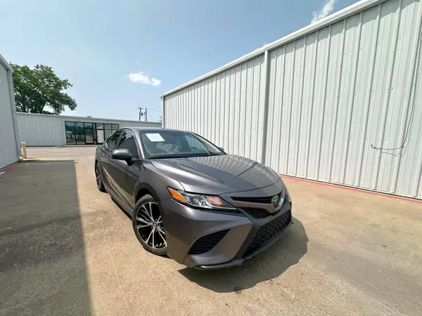 4T1G11AK4LU910602 2020 TOYOTA CAMRY - Image 1