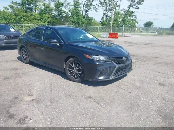 4T1G11AK4MU402373 2021 TOYOTA CAMRY - Image 1