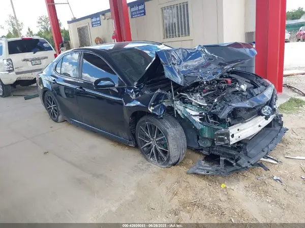 4T1G11AK4MU467112 2021 TOYOTA CAMRY - Image 1
