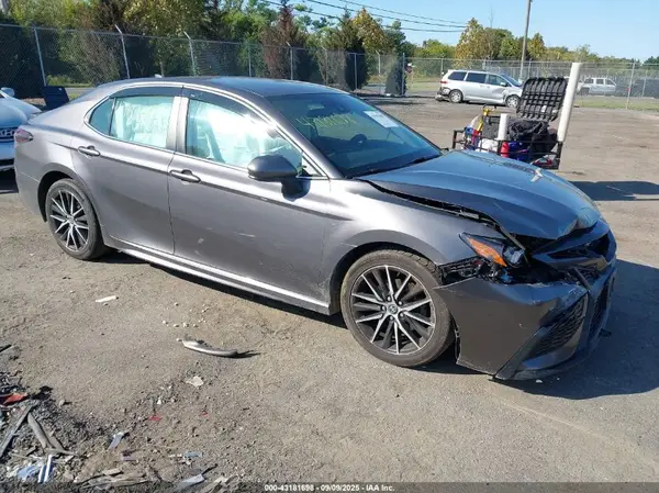 4T1G11AK4MU480085 2021 TOYOTA CAMRY - Image 1