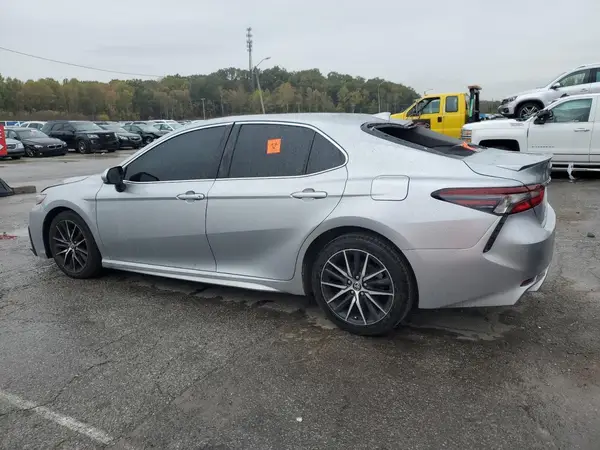 4T1G11AK4MU520990 2021 TOYOTA CAMRY - Image 2
