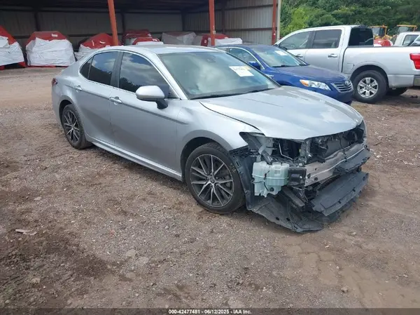 4T1G11AK4MU526045 2021 TOYOTA CAMRY - Image 1