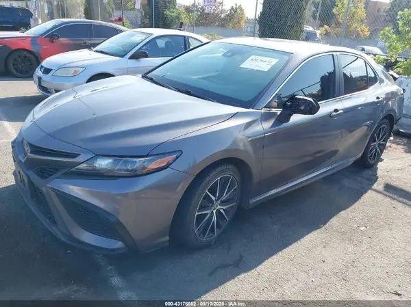 4T1G11AK4MU527440 2021 TOYOTA CAMRY - Image 2