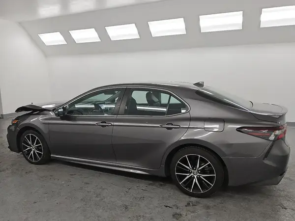 4T1G11AK4MU542858 2021 TOYOTA CAMRY - Image 2