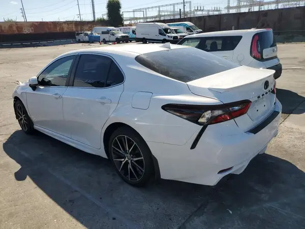 4T1G11AK4MU552824 2021 TOYOTA CAMRY - Image 2