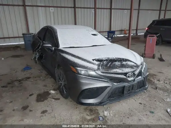4T1G11AK4MU562009 2021 TOYOTA CAMRY - Image 1