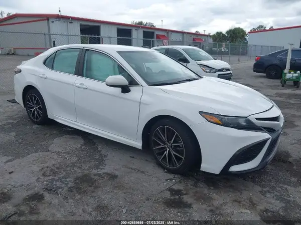 4T1G11AK4MU571700 2021 TOYOTA CAMRY - Image 1